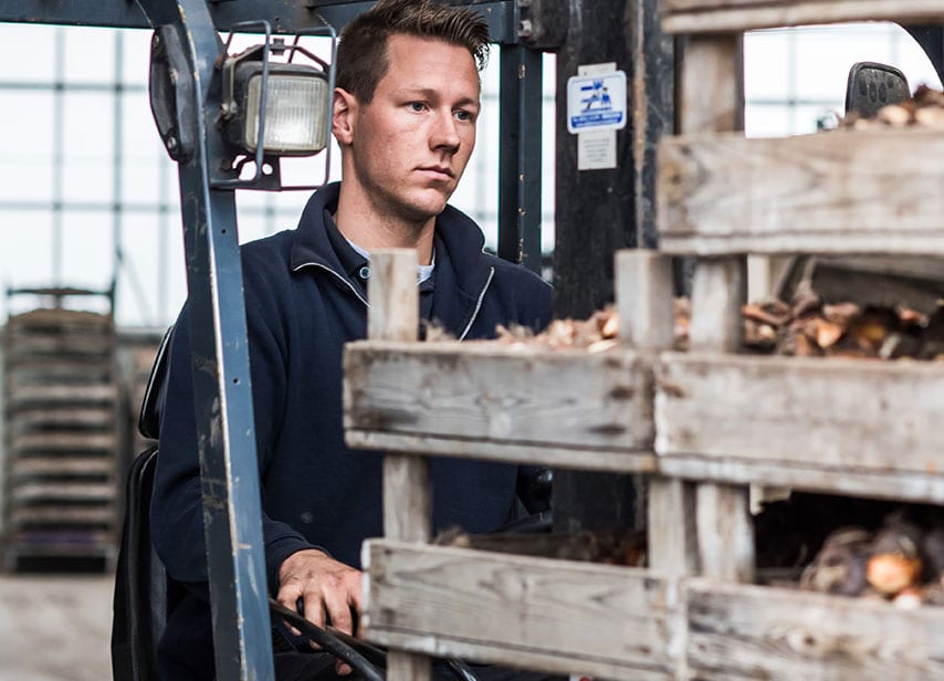 Jan Willem op de heftruck bij Ligthart Bloembollen